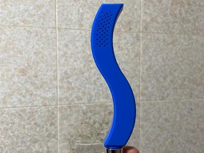 Minimal curved shower head