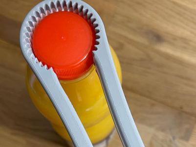Helper for screw caps on plastic lids