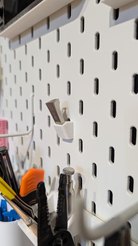 Single USB stick holder for IKEA Skadis