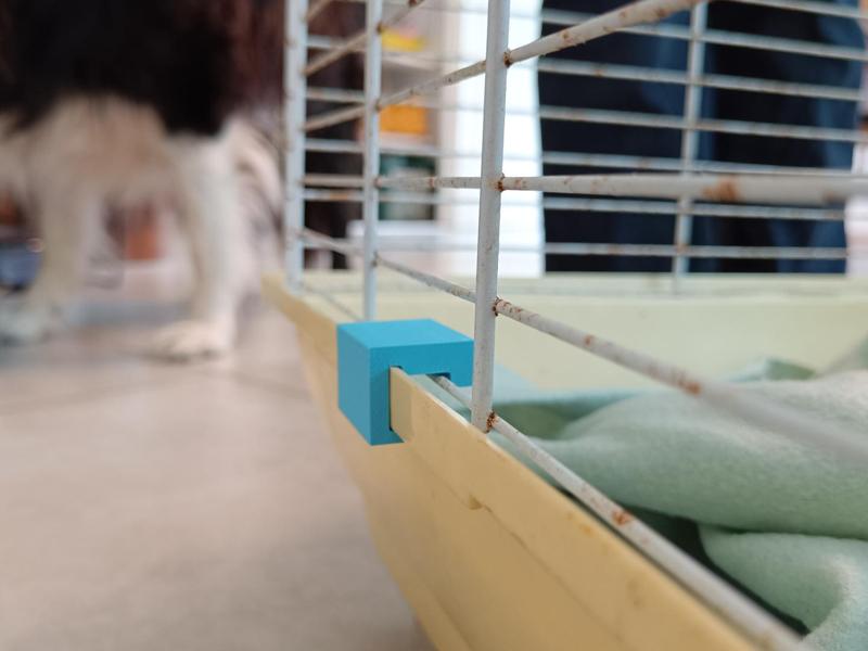 Bird cage C-clip metal bar attached plastic base