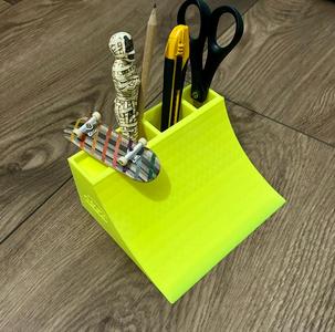 Quarter pipe ramp with desktop organizer