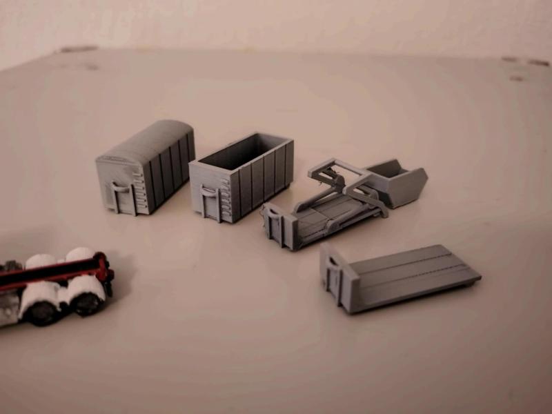 Roll on/off containers and equipment