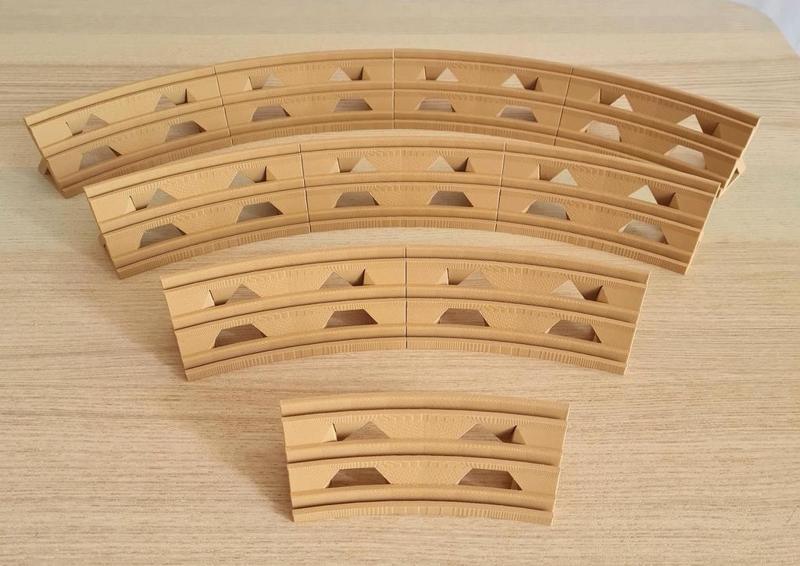 Expandable cards holder