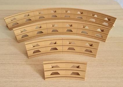 Expandable cards holder