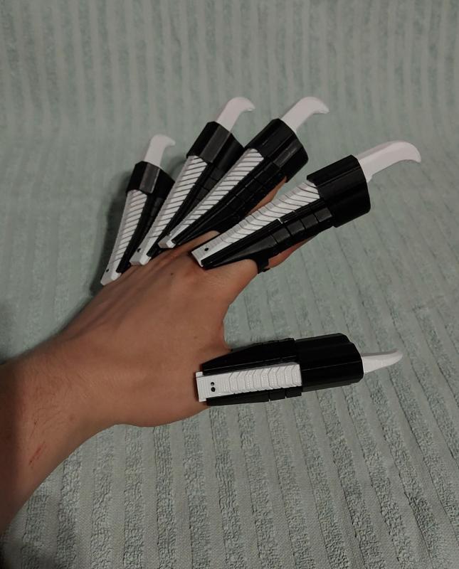 Extending claws