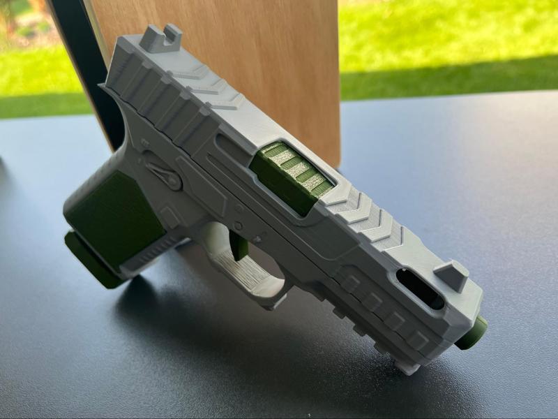 Pistole 9mm with Slide, mag and Fuzzyskin 