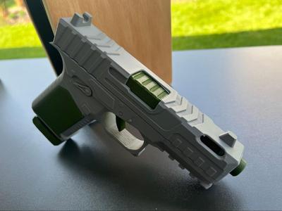 Pistole 9mm with Slide, mag and Fuzzyskin 