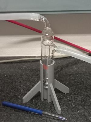Cylinder holder for gas bubbler
