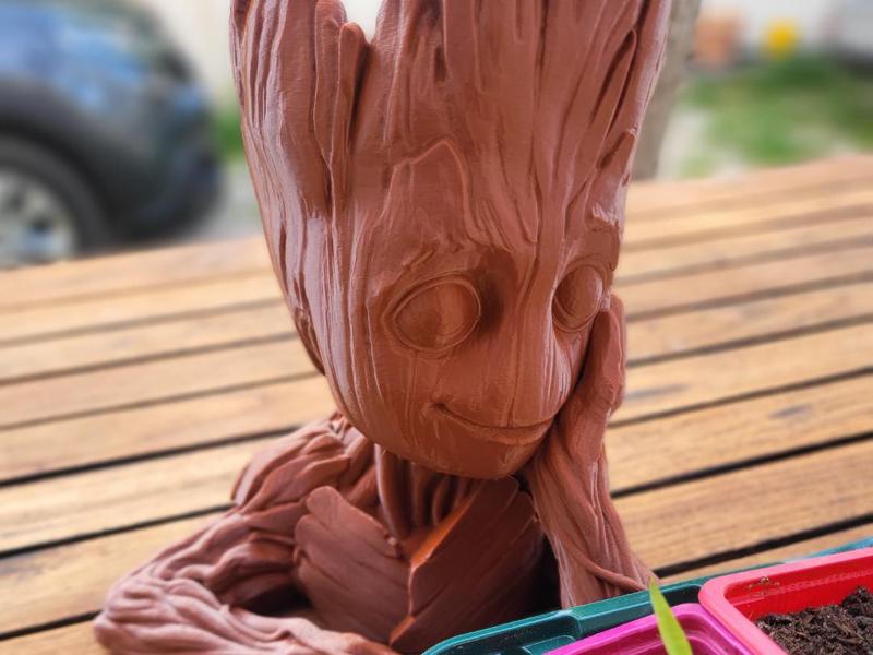 Groot planter with drain hole