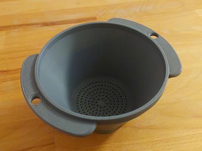Colander with feet and handles
