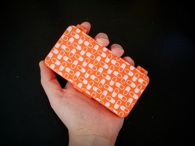 Compact weekly pill box