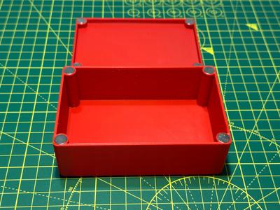 Box with magnets