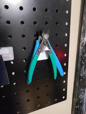 SideCutters_Holder_Metal_Pegboard.stl