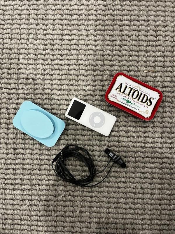 Altoids insert for 1st Gen IPod Nano and headphones