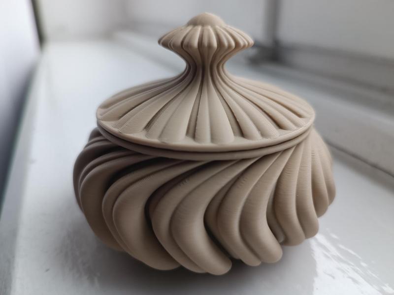 Vase with closure