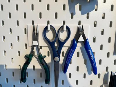 Tool hanger for IKEA Skadis pegboard