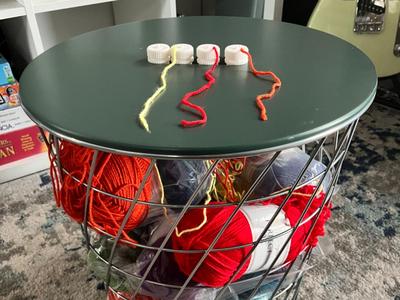 Yarn Feeder with Lock
