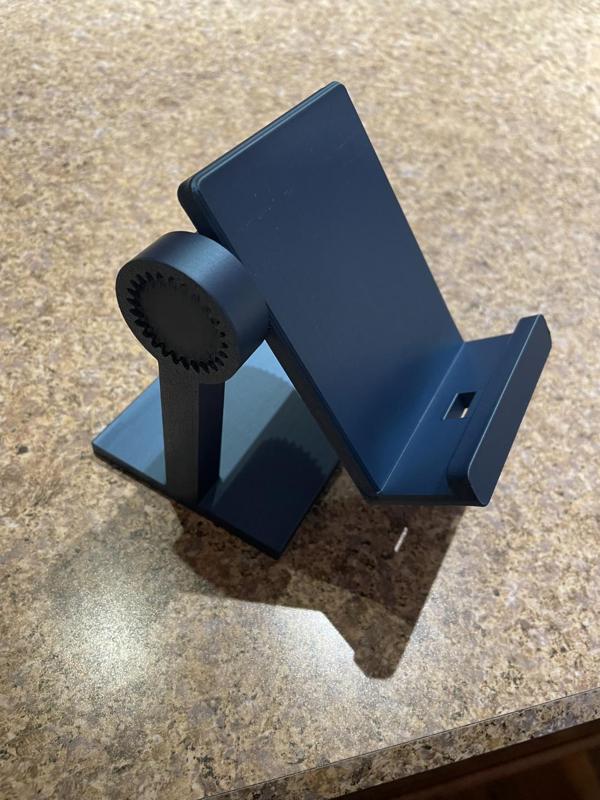 Spur Gear Pedestal Phone Stand