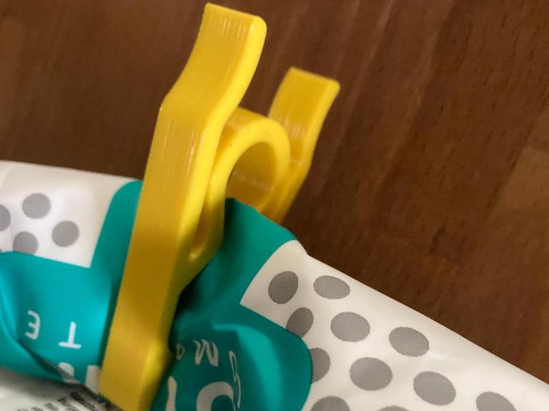 Simple friction clothes peg