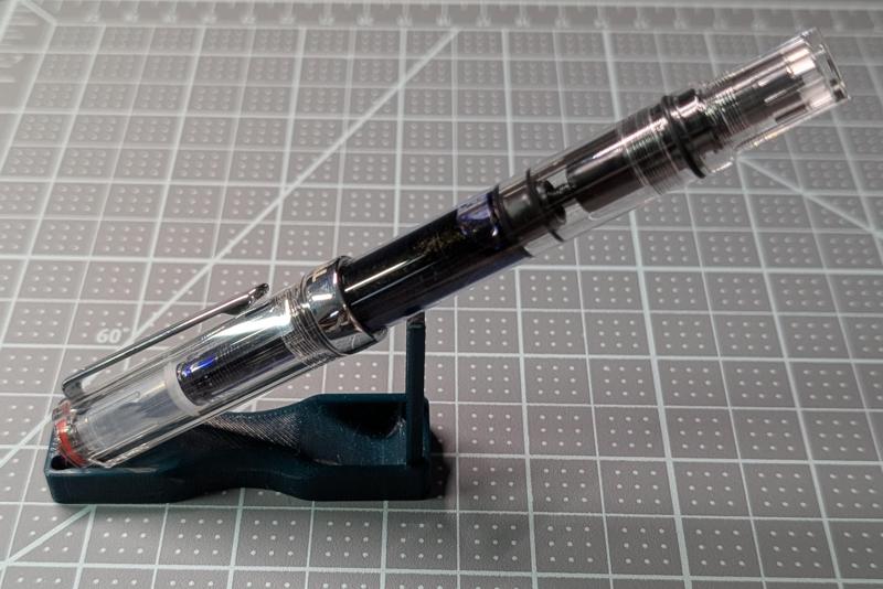 Fountain pen holder and display stand