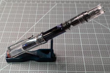 Fountain pen holder and display stand