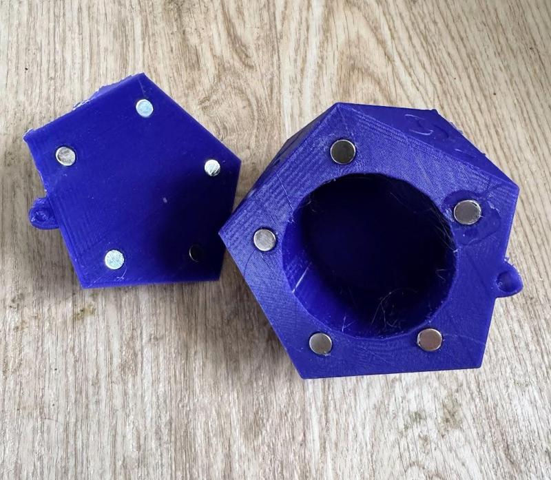 Magnetic D20 Storage Box With A Tab
