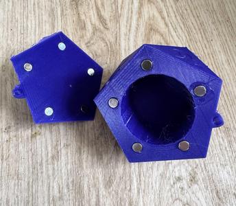 Magnetic D20 Storage Box With A Tab