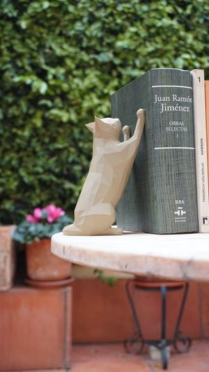 Lowpoly playful cat bookend decoration