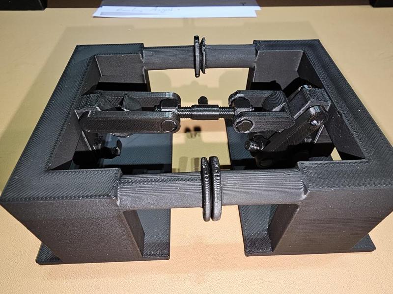 Functional Model of a European style railway screw coupler (Schraubenkupplung)