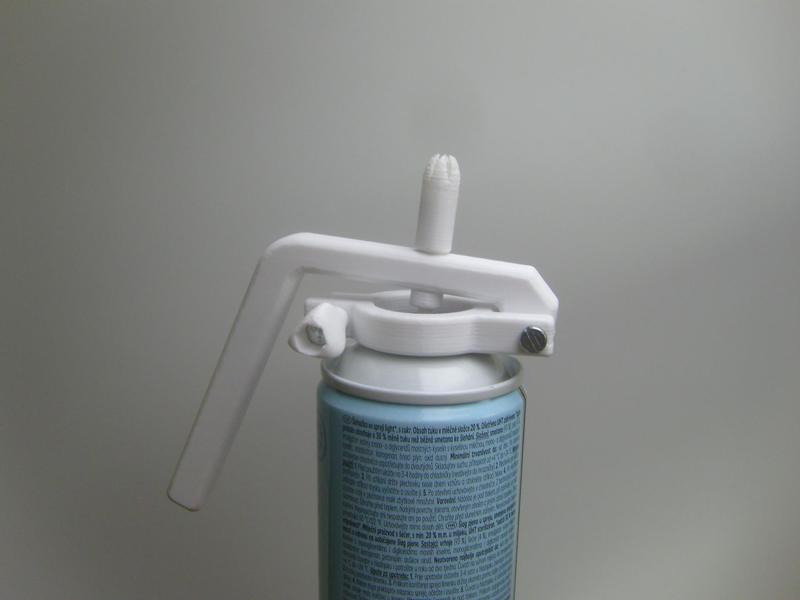 Whipped cream spray dispenser