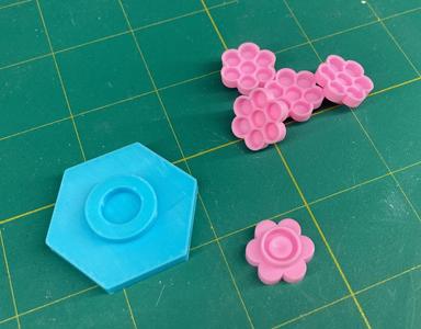 CA Superglue dispenser using replaceable eyelash cups