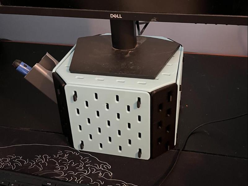 Angled Skadis compatible monitor riser