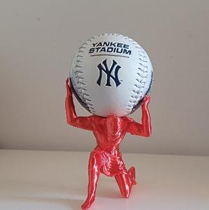 Atlas sostiene una pelota de béisbol