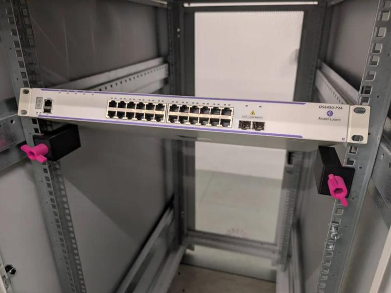 19" Rack mount helper third hand tool
