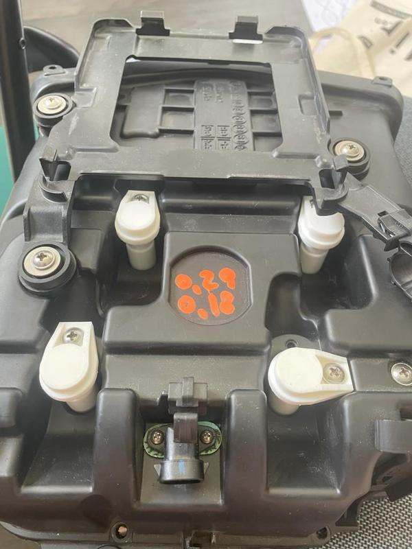 Injector cap for Aprilia RSV4 airbox