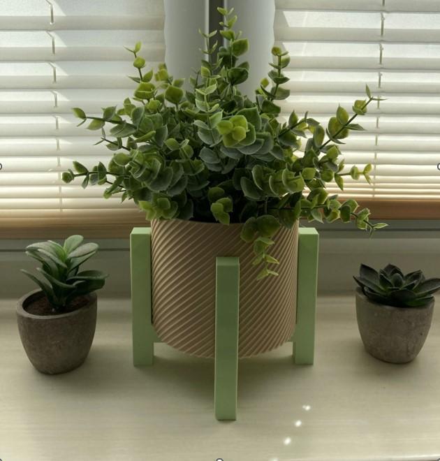 Spiral Vase with planter stand
