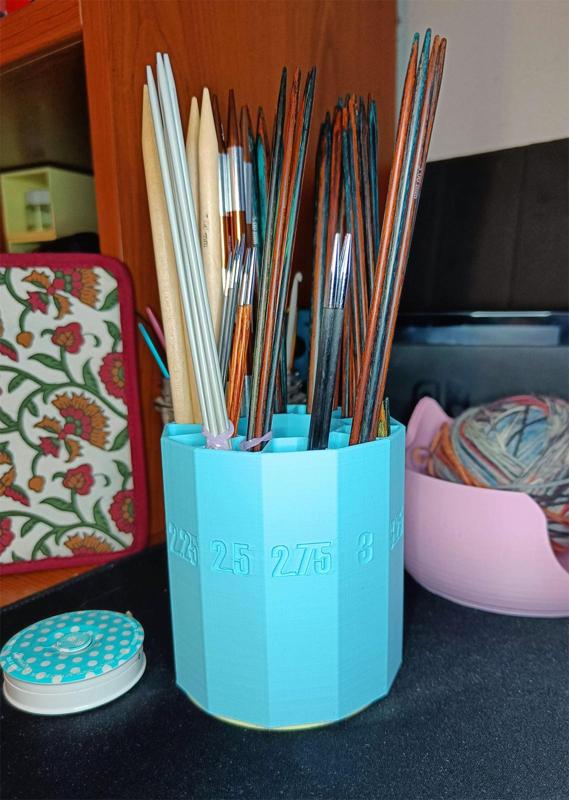 Rotating Pen/knitting needle organizer