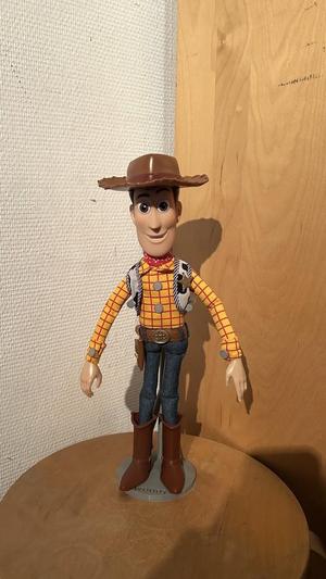 woody doll stand disneyland paris