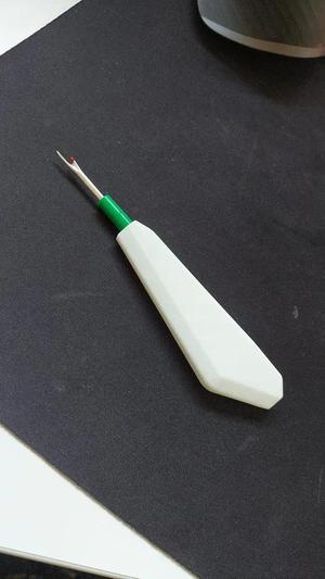 stitch ripper / seam ripper cap handle   