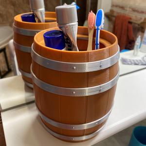 Barrel-shaped pot