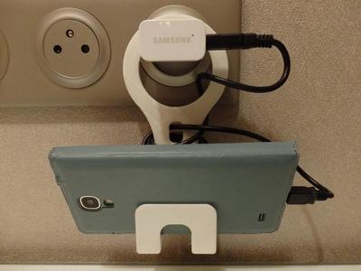 Phone holder for charging / Support de téléphone pour la charge