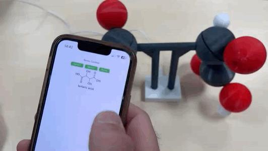 An interactive smartphone-controlled molecular model of tartaric acid to visualize stereochemistry and (a)chirality