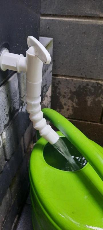 Kugelgelenkaufsatz für Wasserhahn in der Regentonne. 