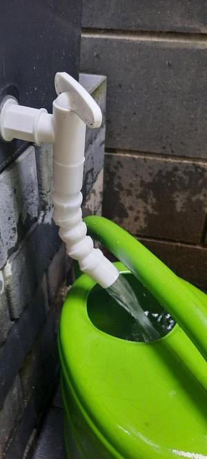 Kugelgelenkaufsatz für Wasserhahn in der Regentonne. 