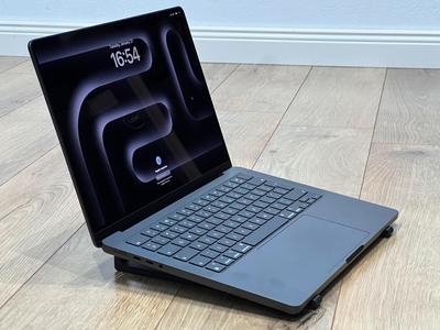 Universal Laptop stand - MacBook Pro optimised