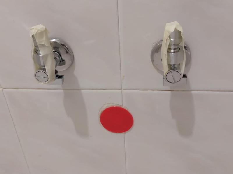 Wall-mounted drain plug for sink