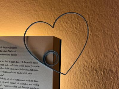 Clippin // Heart – For Romantics & Bookworms