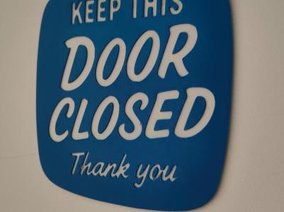 "keep this door closed" sign
