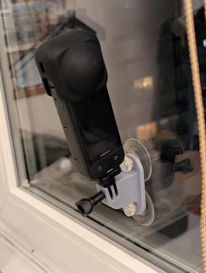 Invisible glass mount for 360 cameras