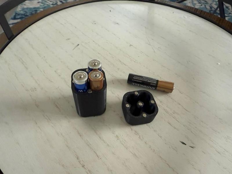 4 AAA Battery Case (magnetic)